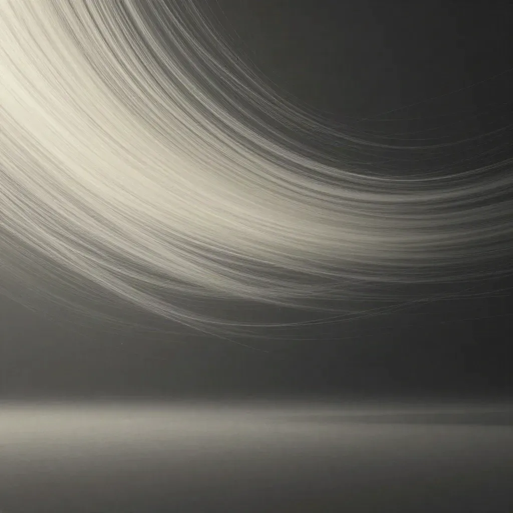 Abstracte zilveren lichtfilamenten met een zachte witte gloed in grafietgrijze mist.